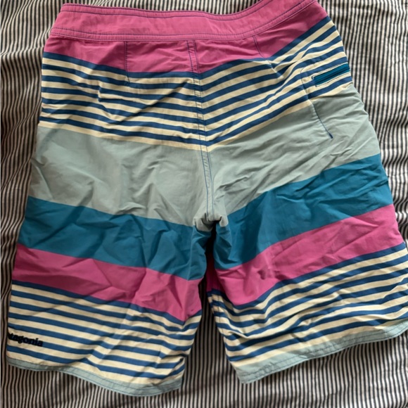 Boys Patagonia wayfarer board shorts - Picture 2 of 3